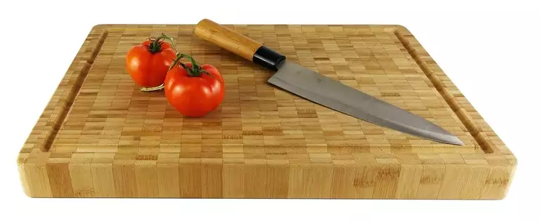 Schneidebrett mit Kochmesser